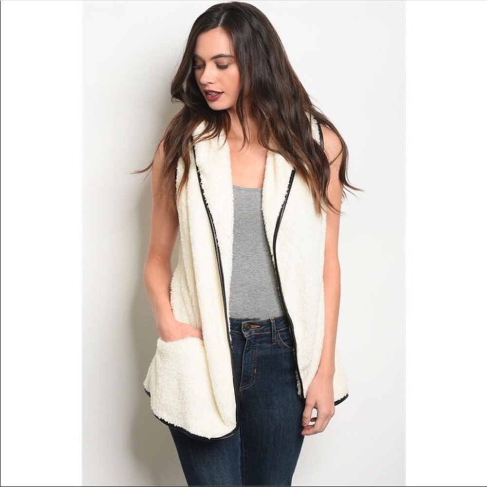 NEW! SHERPA VEST IN A SIZE LARGE - Picture 2 of 3